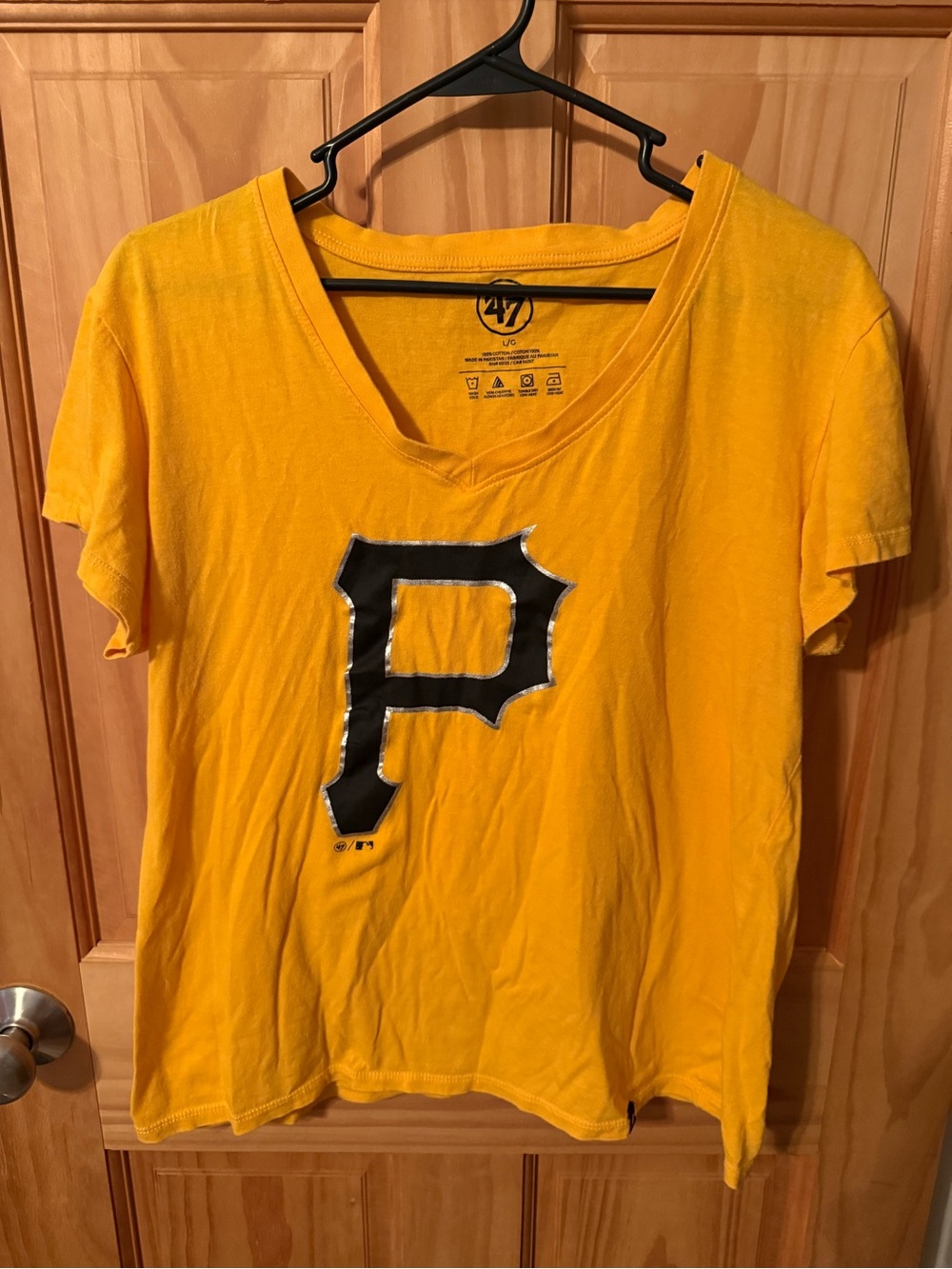 Like New, Women’s Size Large Pittsburgh Pirates T-Shirt Gold Colored